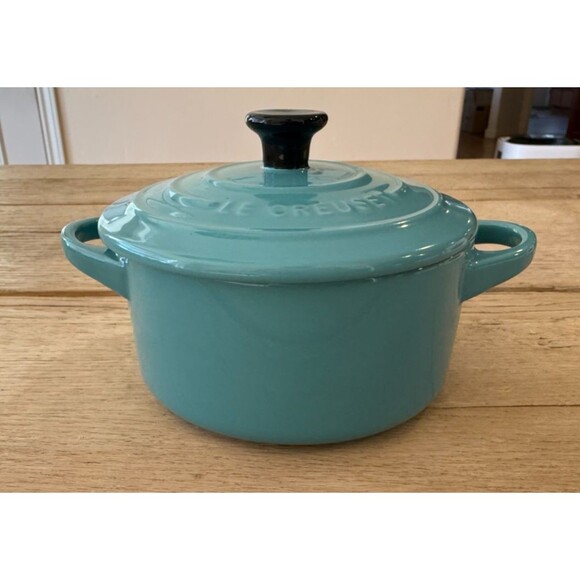 Le Creuset Stoneware Mini Round Cocotte with Lid 24 Oz 14 cm Turquoise Blue NEW - Picture 2 of 15